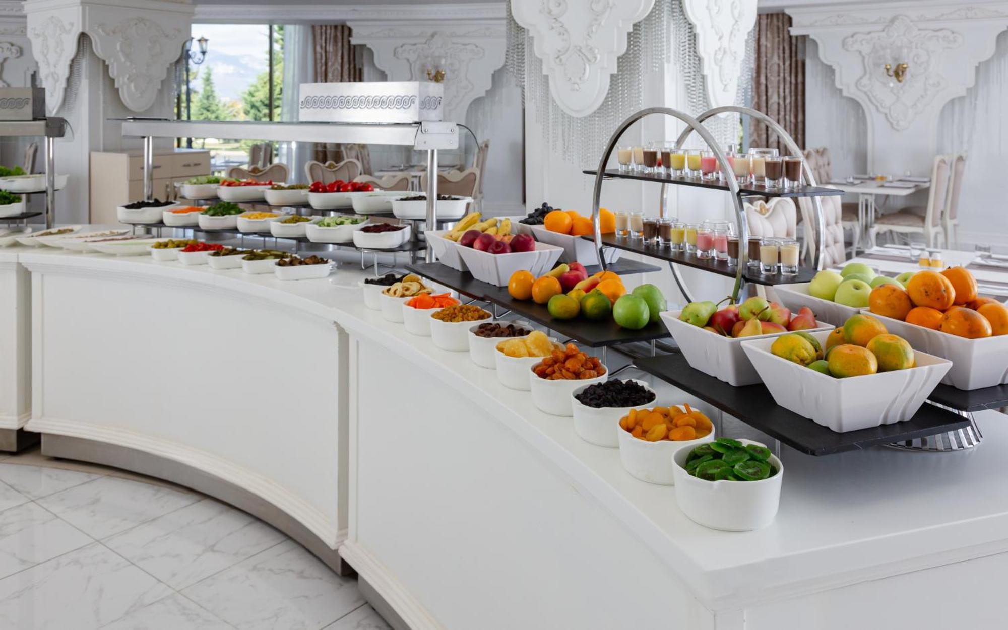ชามาคี พาเลซ ชาราดิล Hotel Seredil ภายนอก รูปภาพ A buffet at a hotel