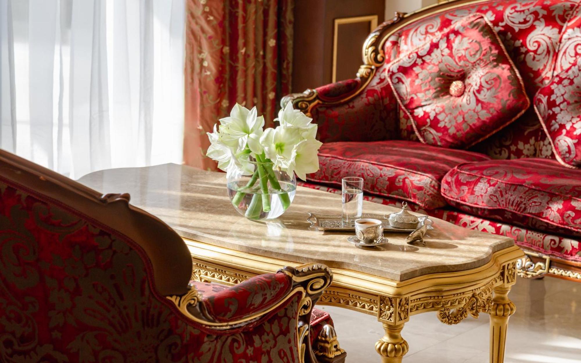 ชามาคี พาเลซ ชาราดิล Hotel Seredil ภายนอก รูปภาพ A detail of the interior of a suite at the hotel