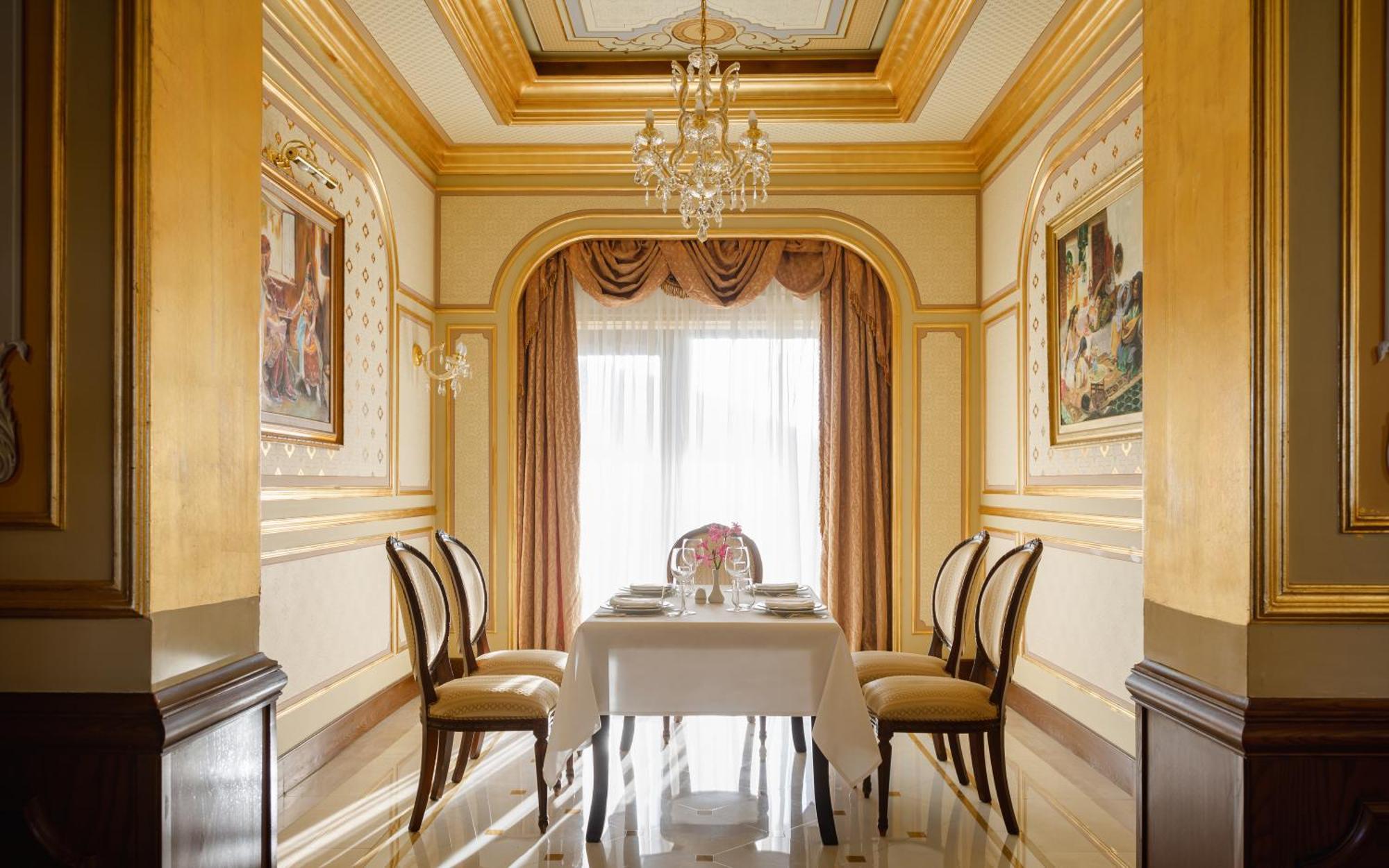 ชามาคี พาเลซ ชาราดิล Hotel Seredil ภายนอก รูปภาพ A dining room