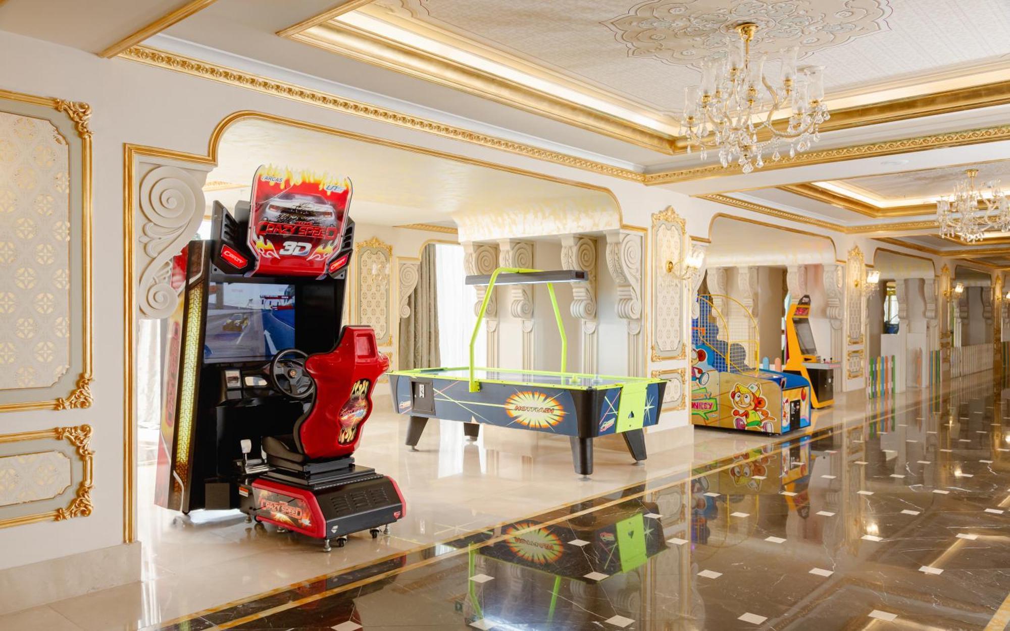 ชามาคี พาเลซ ชาราดิล Hotel Seredil ภายนอก รูปภาพ The arcade at the hotel