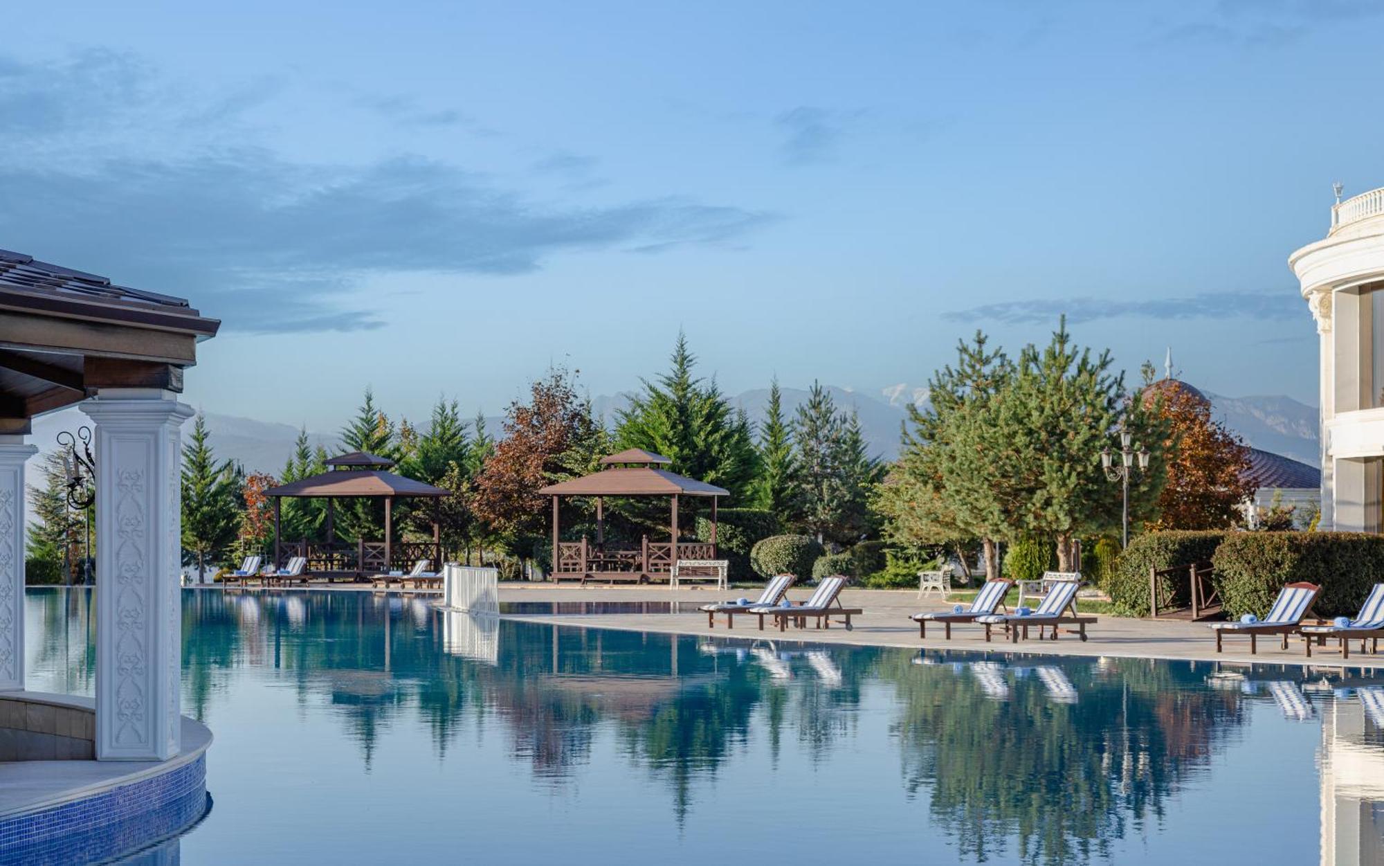ชามาคี พาเลซ ชาราดิล Hotel Seredil ภายนอก รูปภาพ The swimming pool at the hotel