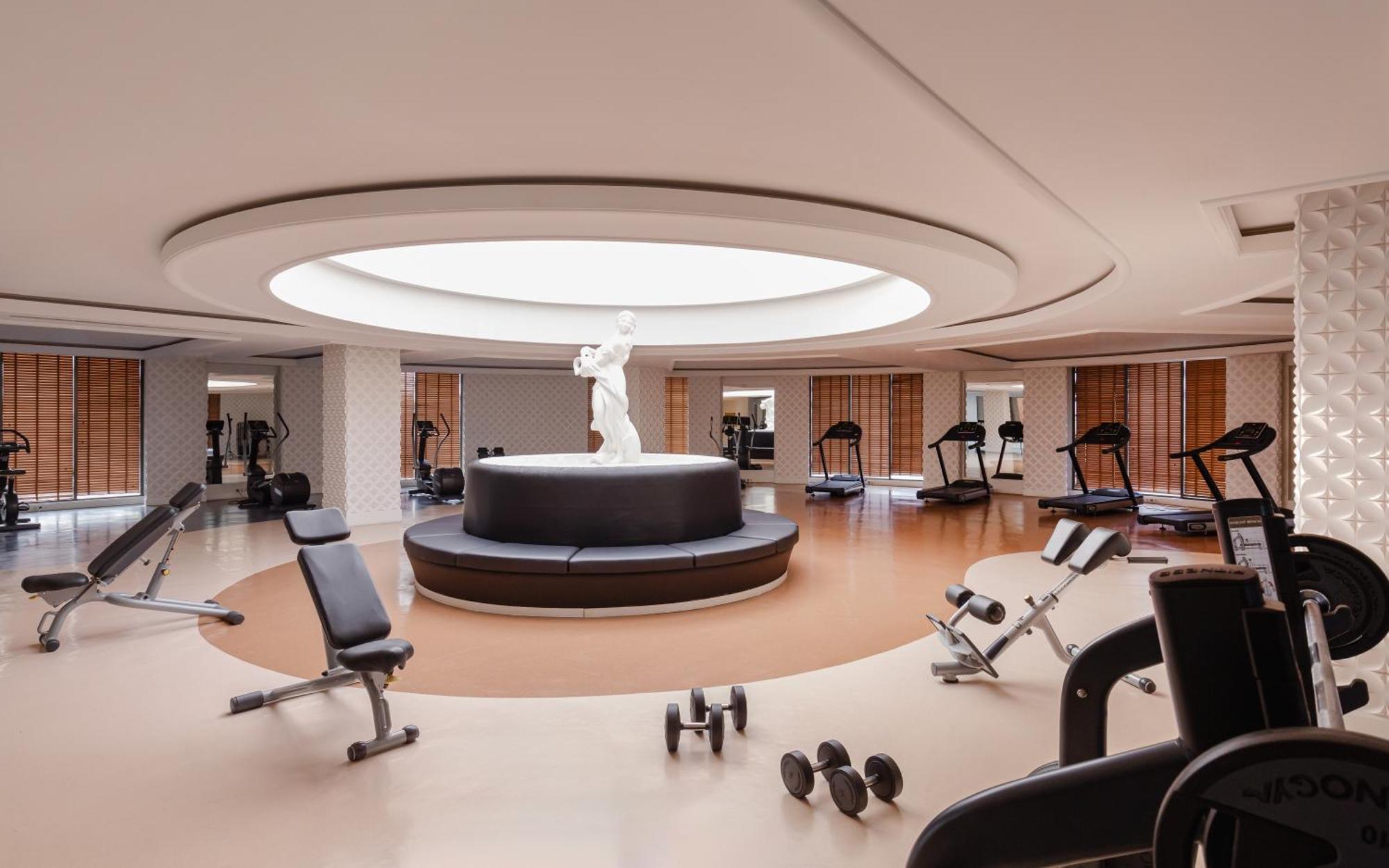 ชามาคี พาเลซ ชาราดิล Hotel Seredil ภายนอก รูปภาพ The gym at The Dorchester