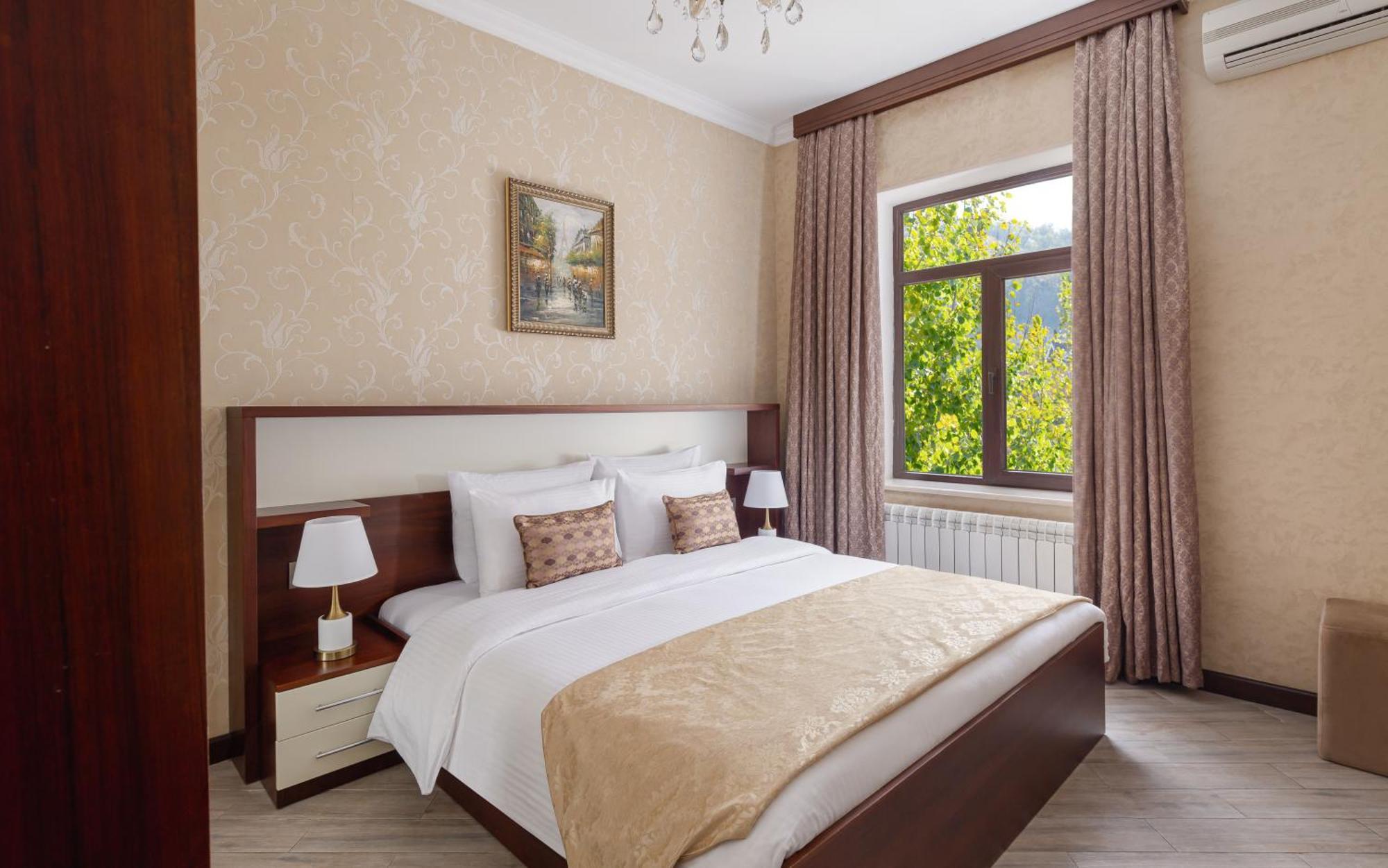 ชามาคี พาเลซ ชาราดิล Hotel Seredil ภายนอก รูปภาพ A bedroom in the hotel