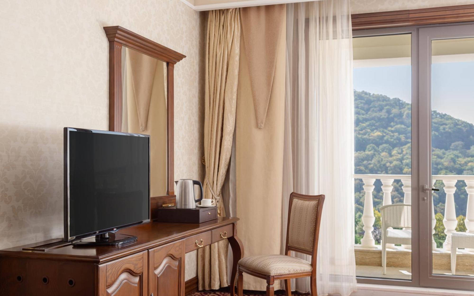 ชามาคี พาเลซ ชาราดิล Hotel Seredil ภายนอก รูปภาพ A television in a hotel room